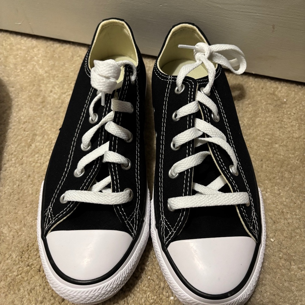 Youth converse sneakers size 3